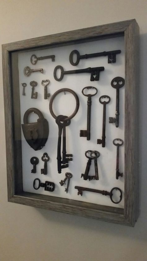 Antique Key Display, How To Display Old Keys Ideas, Skeleton Keys Crafts, Skeleton Key Decor Ideas, Displaying Skeleton Keys, Ideas For Old Keys, Key Collection Display, Antique Keys Decor, Antique Keys Crafts