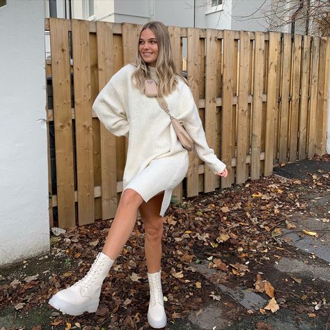 Beige Chunky Boots Outfit Winter, Combat Boot Dress, Beige Chunky Boots Outfit, Cream Chunky Boots Outfit, Chunky White Boots Outfit, Cream Combat Boots Outfit, Creme Boots Outfit, White Boots Outfit Fall, Faux Shearling Coat Outfit