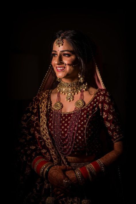 Bride Photoshoot ideas| Bridal Portraits| Choker Necklace Designs Bride Pose With Lehenga, Bride Mackup Poses, Bride Lehenga Poses, Indian Bride Photography Poses Bridal Lehenga, Bride Parlour Poses, Indian Bride Getting Ready Photography, Bride Indoor Photoshoot, Bride Poses Indoor, Bride Photoshoot Indoor