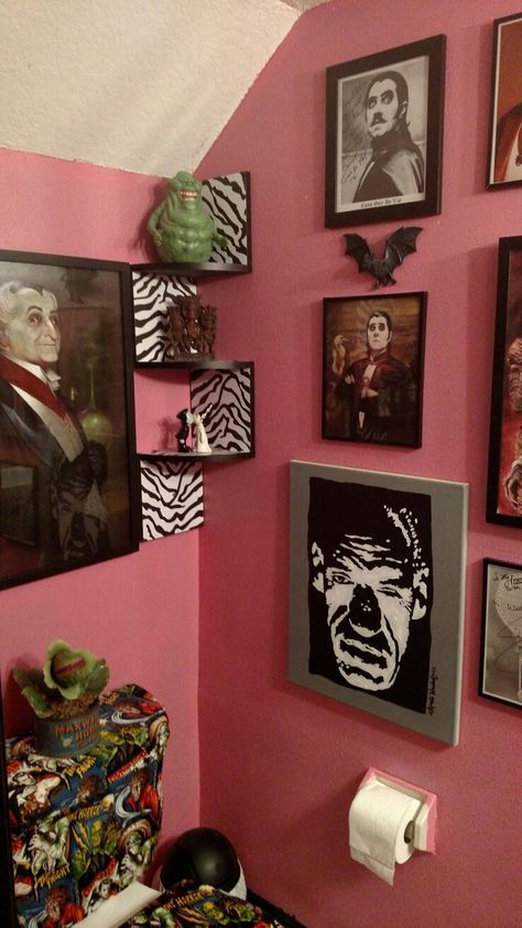 Classic Horror Decor, Horror Movie Themed Bathroom, Retro Goth Decor, Horror Movie Bathroom Decor, Horror Theme Bathroom, Punk Bathroom Aesthetic, Movie Themed Bathroom, Horror Themed Bathroom, Horror Movie Bathroom