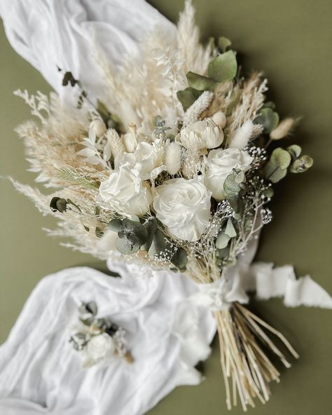 🌿 Kirstie 🌿 Commissioned this gorgeous dried and preserved flower bridal bouquet in white and sage, along with matching bridesmaid bouquets and buttonholes for her wedding party. This colour scheme is so popular at the moment! Are you including sage and white in your wedding day? #sagewedding #springwedding #driedflowerbouquet #preservedflowerbouquet #lunaandwild White Dried Flower Bouquet, Cream Wedding Bouquet, Matching Bridesmaids, Beige Wedding, Sage Wedding, Bridesmaid Bouquets, Cream Wedding, Neutral Wedding, Boho Green