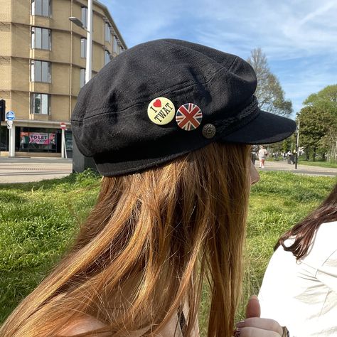 Y2k Beret Outfit, Bakers Hat Outfit, Union Jack Aesthetic, Baker Boy Hat Outfit Aesthetic, Union Jack Outfit, Brixton Hat Outfit, Hat Inspo Outfit, Vintage Hat Outfit, Union Jack Clothes