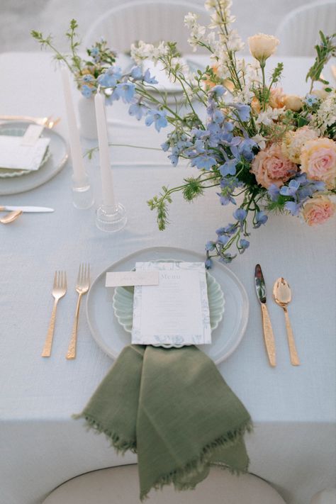 Outdoor Wedding Circle Tables, Garden Party Wedding Tablescape, Simplistic Wedding Ideas, Mexico Wedding Ideas Color Schemes, Costal Wedding Tables, Baby Blue And Green Wedding, Sage Green Wedding Tables, Wedding Table Decor Long Tables, Coastal Pastel Wedding