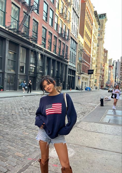 Fall 2023 Style, Cool Style Women, Shorts And Sweater Outfit, Ashley Alexander, Estilo Rachel Green, Spring Nyc, Trip Aesthetic, Dc Trip, Flag Sweater