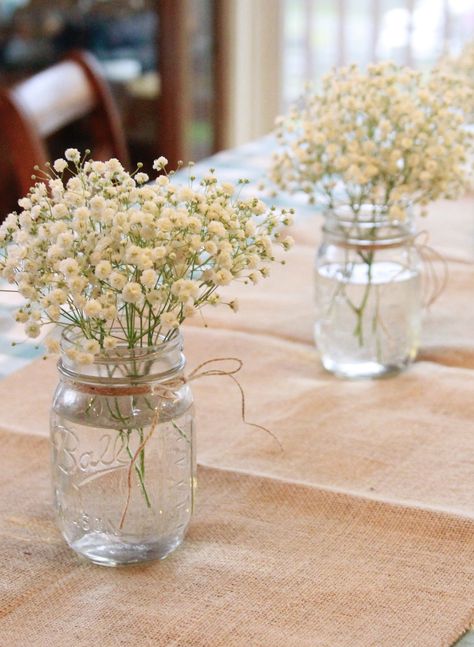 Mason Jars Baby’s Breath, Rustic Pink Birthday Decor, Table Decor 21st Birthday, Simple Table Party Decorations, Rustic Birthday Table Decor, Mason Jar Centerpieces Simple, Table Decorations For First Birthday, Table Decorations For Party Simple, Cute Birthday Centerpiece Ideas