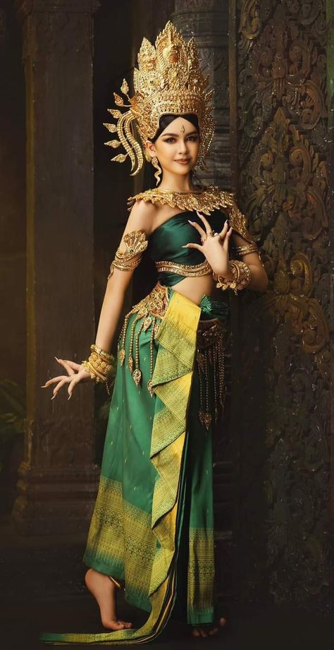 Khmer Dragon, Apsara Khmer, Thai Traditional Clothing, Cambodian Clothes, Thailand Traditional, Thailand Outfit, Modern Dance Costume, Travel Cambodia, Cambodian Wedding