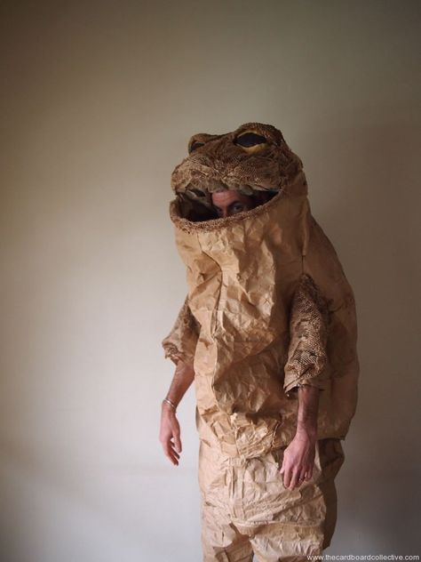 Cardboard Frog Mask, Frog And Toad Costume, Cardboard Puppet, Cardboard Costumes, Diy Frog, Frog Mask, Toad Costume, Cardboard Costume, Costume Carnaval