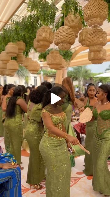 Mon Incroyable Mariage ™️ on Instagram: "Bridesmaids X Ghana 🔥 @rippleeffectgh @jema_photography @jozzydecor @live_weddings_with_kwaku @caramelbeaute.studio @paigeclarde @asoebibella @asoebi_styles #monincroyablemariage." Ghanian Wedding Guest Outfit, Asoebi Styles 2024, Bridesmaid Dresses Ghana, Ghanian Wedding, Nigerian Bridesmaid Dresses, Ghana Traditional Wedding, Ghana Dresses, African Bridesmaids, Ghana Wedding