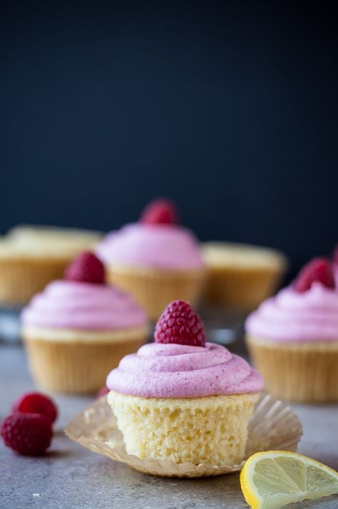 Raspberry Filled Cupcakes, Raspberry Lemonade Cupcakes, Lemon Raspberry Cupcakes, Lemon Raspberry Muffins, Raspberry Buttercream Frosting, Raspberry Frosting, No Bake Lemon Cheesecake, Lemonade Cupcakes, Raspberry Cupcakes