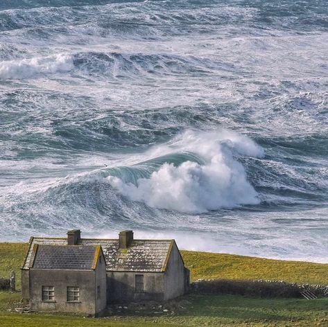 Irish Aesthetic, Doolin Ireland, Irish Beach, Ireland Aesthetic, Scottish Recipes, Love Ireland, County Clare, Irish Cottage, Wild Atlantic Way