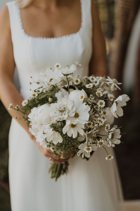 Maid Of Honor Flowers, Classic Garden Party Wedding, White Cosmos Bouquet, Garden Florals Wedding, Wildflower Bridesmaid Bouquet, Cosmos Wedding Bouquet, White Wildflower Bouquet, White Wildflower Wedding, Wildflower Wedding Bouquet