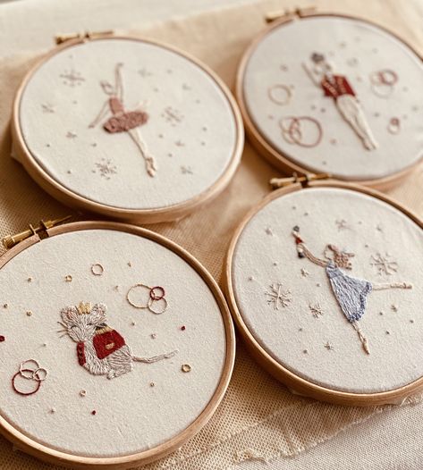 Julias Broderie Christmas Present Sewing Ideas, Christmas Present Embroidery, Birthday Cake Embroidery, Embroidery Display Ideas Wall Art, Penelope Bedroom, Birthday Embroidery Designs, Embroidery Holiday, Learn To Embroider, Aesthetic Embroidery