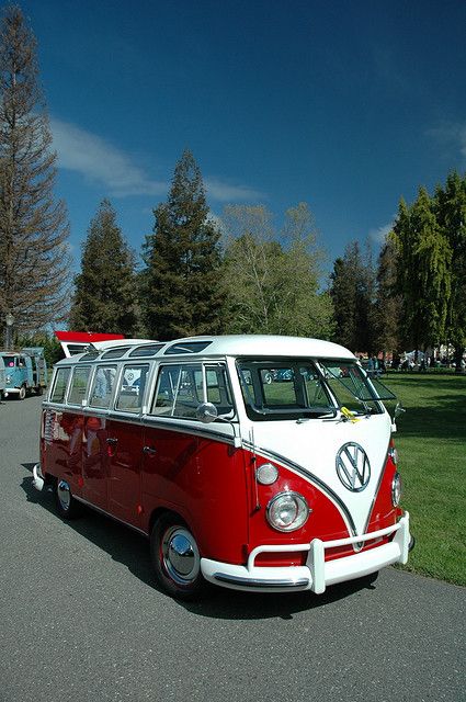 Combi Hippie, Vw Bus Photography, 70s Vw Bus Aesthetic, 1969 Vw Bus, Vintage Volkswagen Bus, Vw Minibus, Vw Microbus, Vw Bus Photo, Scooters Vespa