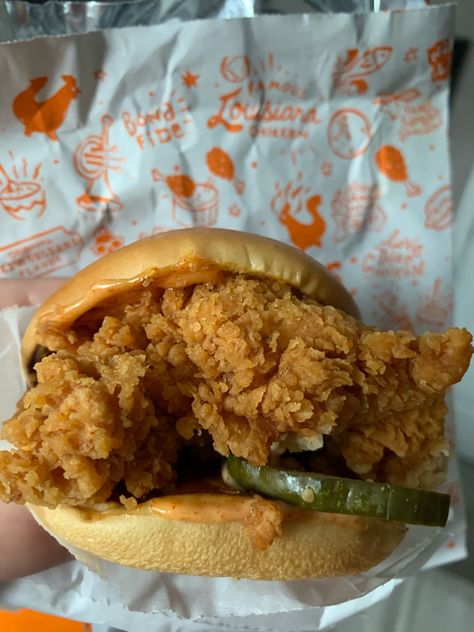 Popeyes Aesthetic, Popeyes Spicy Chicken Sandwich, Popeyes Food, Popeyes Chicken Sandwich, Spicy Chicken Sandwich, Popeyes Chicken, Food Babe, Delicacy Food, Food Therapy