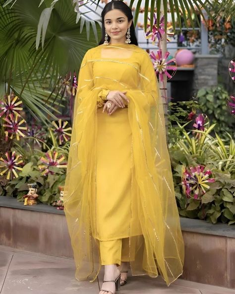 Haldi Dress, Yellow Kurta, Haldi Outfits, Pakistani Women Dresses, Haldi Outfit, Desi Fashion Casual, Pakistani Fancy Dresses, Pakistani Fashion Party Wear, Fancy Dresses Long