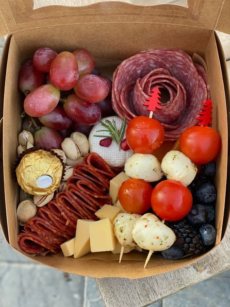 Small Individual Charcuterie Box Ideas, Charcuterie Box For Two, Charcuterie Snack Box Ideas, Protein Charcuterie Board, Personal Charcuterie Box Ideas, Cheese Box Ideas, Small Charcuterie Box Ideas, Individual Charcuterie Box Ideas, Food Plates For Sale Ideas