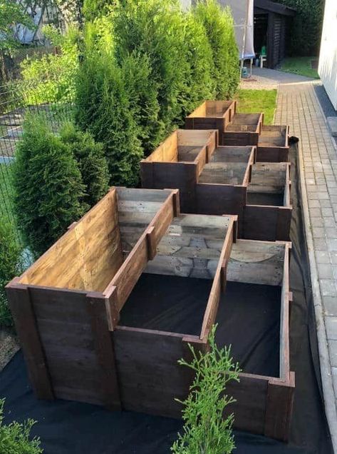 Garden Pallet Decorations, Pallet Projects Garden, Small Backyard Design Ideas, Garden Planter Boxes, Garden Decoration Ideas, Backyard Design Ideas, Pallet Planter, Raised Garden Beds Diy, Veg Garden