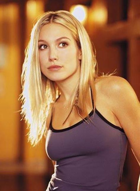 Sarah Carter Hannah Simone, Sarah Carter, Canadian Actresses, Sarah Michelle Gellar, Hottest Celebrities, Celebrities Female, Superman, Womens Hairstyles, Toronto