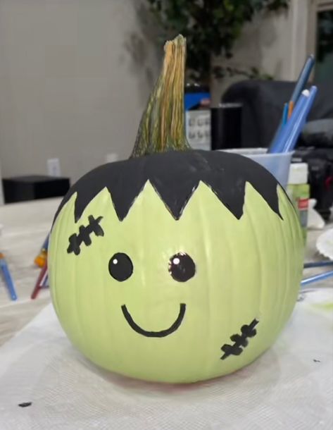 Pumpkin Painting Mini Pumpkin, Pumpkin Cow Painting, Country Pumpkin Painting Ideas, Pumpkin Painting Ideas Cow, Easy Pumpkin Painting Ideas Simple, Cow Pumpkin Painting, Mini Pumpkin Painting Ideas, Pumpkin Idea, Creative Pumpkin Painting