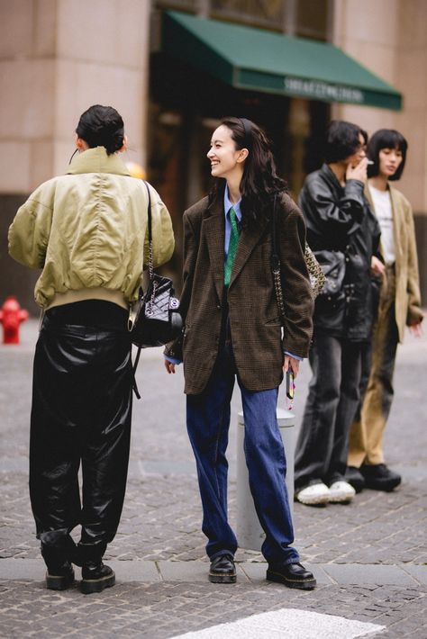 Menswear On Women, Masculine Feminine Fashion, Indie People, Masculine Women Fashion, Shanghai Street Style, Necktie Outfit, Menswear For Women, Masculine Women, Fashion Week Fall 2023