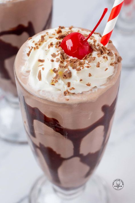 Chocolate Milkshake - Ice Cream From Scratch Hershey Milkshake, Hersheys Milkshake, Chocolate Milkshake Recipe No Ice Cream, Homemade Chocolate Milkshake, Easy Chocolate Milkshake Recipe, Vanilla Ice Cream Shake, Milkshakes Recipes, Chocolate Ice Cream Milkshake, Fruit Milkshake Recipe