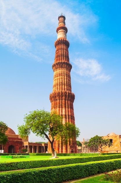 Qutub minar in delhi india | Premium Photo #Freepik #photo #monument #indian-architecture #indian-heritage #delhi Santiago, Monuments Of India, Delhi Monuments, Monument Photography, Architecture Indian, Indian Monuments, Monument In India, Qutub Minar, French Holiday