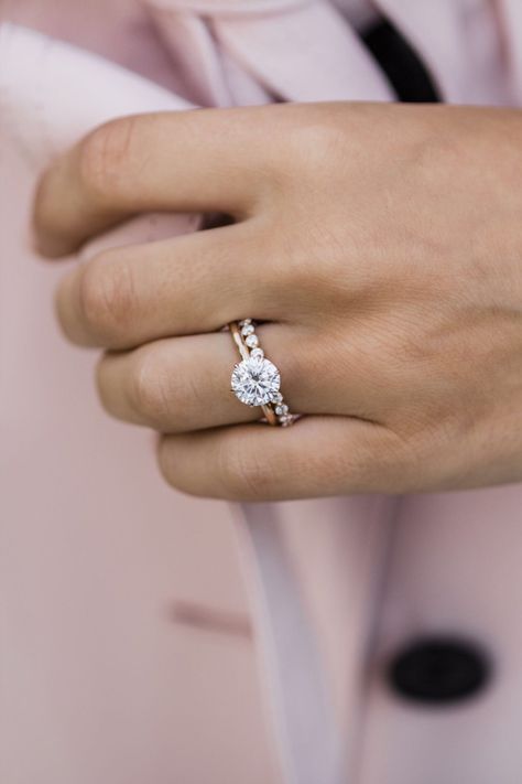 Wedding Bands With Round Engagement Ring, Round Wedding Rings, Top Engagement Rings, Solitaire Ring Set, Moissanite Engagement Rings, Ring Bands, Diamond Bridal Ring Sets, Round Engagement Ring, Cute Engagement Rings