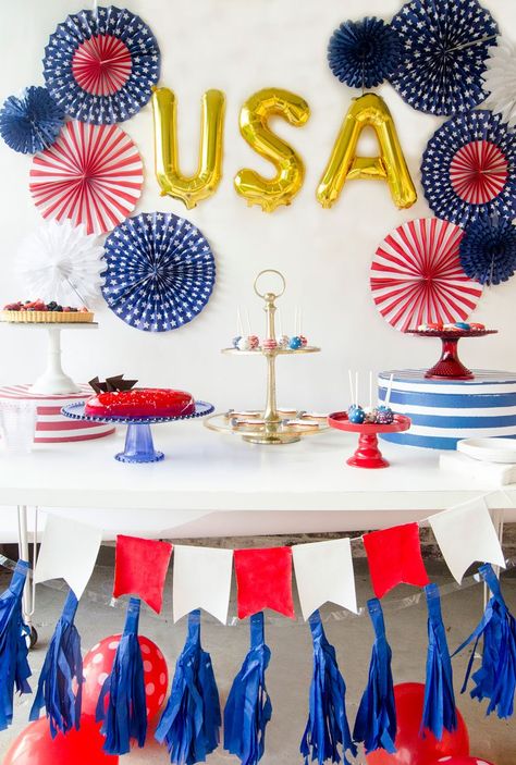 How To Throw A 4th of July Party by Lindi Haws of Love The Day Blue Decorations, 4th Of July Games, Usa Party, Fest Temaer, Fourth Of July Decorations, 4th Of July Desserts, Fourth Of July Food, July Birthday, 4th Of July Celebration