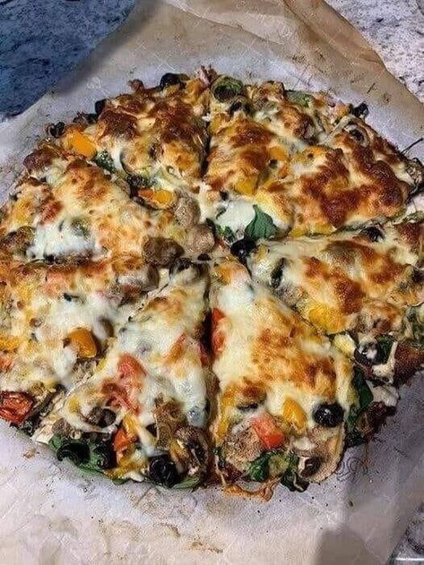 Keto Fathead Pizza Locarb Recipes, Pizza Cauliflower, Keto Favorites, Fathead Pizza, Mozzarella Recipe, Low Carb Spaghetti, Pan Dishes, Pizza Vegana, Cauliflower Pizza Crust Recipe