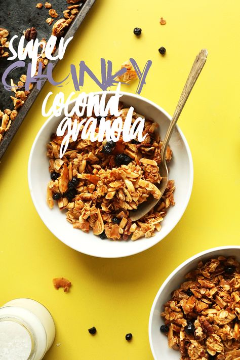 SUPER CHUNKY Coconut Granola! Naturally sweetened, butter free and SO delicious! #vegan #glutenfree #granola #breakfast #recipe #minimalistbaker Chunky Granola, Coconut Granola Recipe, Vegan Brunch Recipes, Vegetarian Brunch, Healthy Brunch Recipes, Perfect Healthy Breakfast, Granola Breakfast, Break Fast, Minimalist Baker