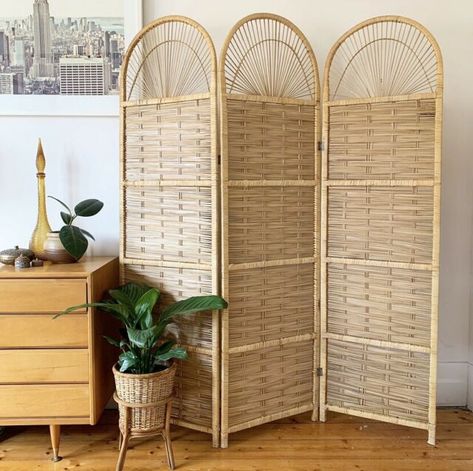 VINTAGE CANE ROOM DIVIDER SCREEN RATTAN WICKER | Decorative Accessories | Gumtree Australia Moreland Area - Coburg | 1228369020 Cane Room Divider, Rattan Divider, Boho Eclectic Living Room, Front Room Design, Folding Screen Room Divider, Rattan Cane, Boho Chair, Room Divider Screen, Divider Screen