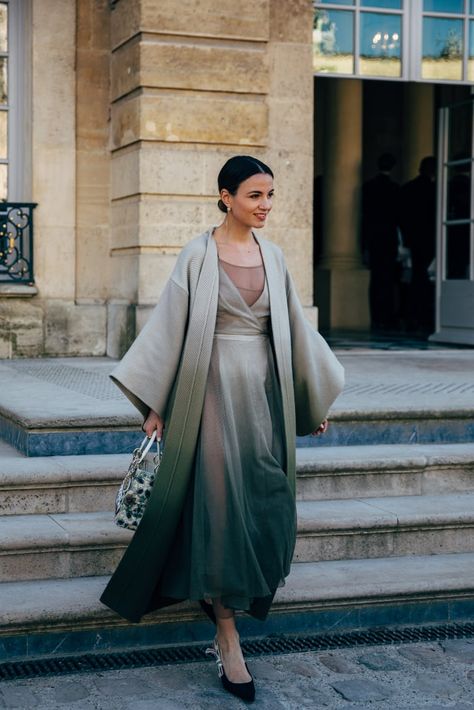 Paris Fashion Week #ombre #dress #street-fashion #fashionweek  #pfw19 Kimono Inspired Fashion, Ombre Outfits, Ombre Dresses, Ombré Dress, Mode Kimono, Ombre Fashion, Ombre Dress, Moda Paris, Women Fashion Edgy