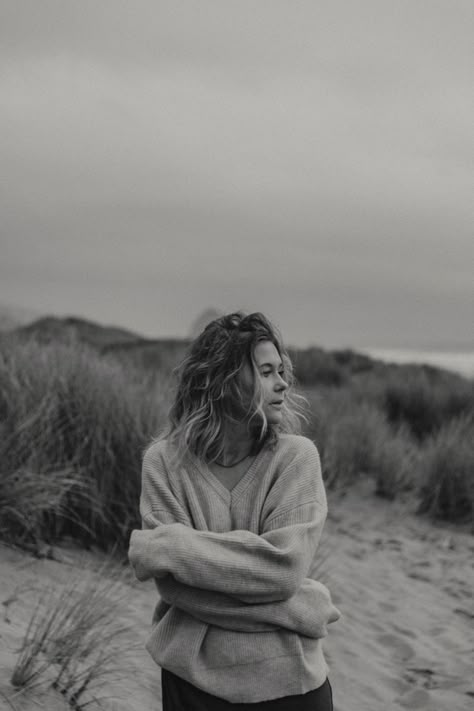 Photography Poses Beach Picture Ideas, Moody Beach Shoot, Beach Pictures Portrait, Seaside Photoshoot Ideas, Black And White Moody Photography, Moody Film Photography, Foggy Portrait Photography, Sea Portrait Photography, Gloomy Day Beach Photoshoot