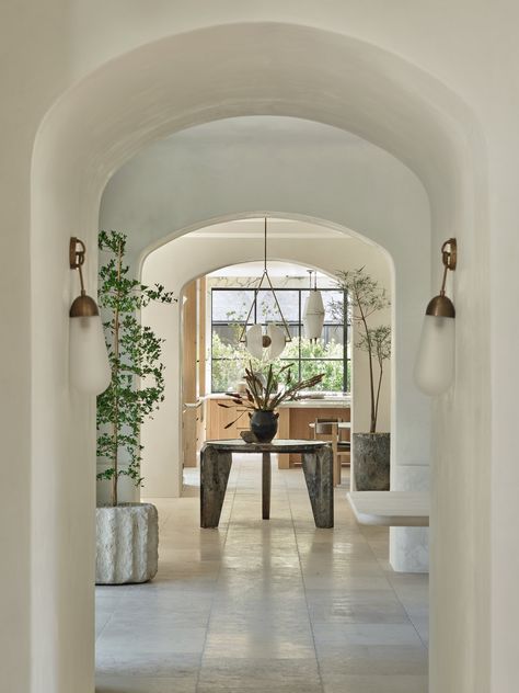 North American interior designer Jeremiah Brent has crafted a family home in Brentwood, California, that embodies a zest for life. White Oak Table, Jeremiah Brent, Entry Wall, Mediterranean Style Homes, American Interior, Brick And Stone, Exterior Brick, Architectural Digest, Beautiful Interiors