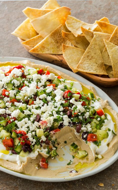 Greek Hummus Platter, Hummus Layer Dip Recipe, Layered Hummus Dip, Greek Hummus Dip, Layered Hummus, Greek Layer Dip, Layered Dip Recipes, Salad Vegetables, Hummus Dip