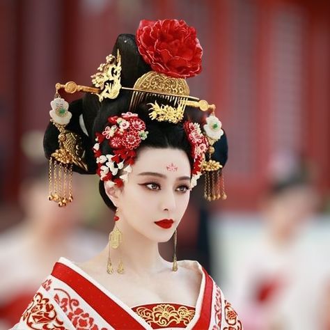 Empress of China (2014) Empress Of China Costumes, Wu Zetian, The Empress Of China, Chinese Empress, Chinese Wedding Dress Traditional, Chinese Fancy Dress, Empress Of China, Egypt Fashion, Chinese Crafts