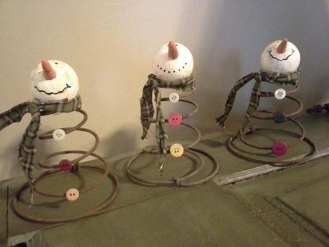 Repurposed Bed Spring Craft Ideas - Crafty Morning Rusty Bed Springs, Old Bed Springs, Bed Spring Crafts, Diy Schneemann, Bed Spring, Spring Craft, Bed Springs, Spring Projects, Primitive Crafts