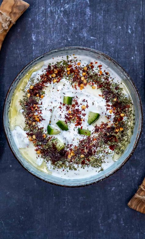 Cacik Turkish, Easy Healthy Dips, Turkish Yogurt, Turkish Dishes, Healthy Dip, Food Set Up, Cucumber Yogurt, Mediterranean Restaurant, Recipes Sauces