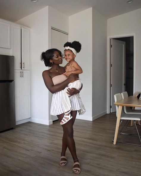 Black Mom Life Aesthetic, Girl Mom Aesthetic Black, Girl Mom Black Women, Mommy Goals Black, Black Mom Aesthetic, Black Mom And Daughter, Momma Outfits, Mother Baby Photography, Family Aesthetic