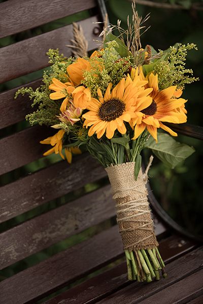 Rustic wedding bouquet Deco Champetre, Bridal Sunflowers, Rustic Wedding Bouquet, Arrangement Ideas, Sunflower Bouquets, Rustic Country Wedding, Sunflower Wedding, Trendy Wedding, Floral Arrangement