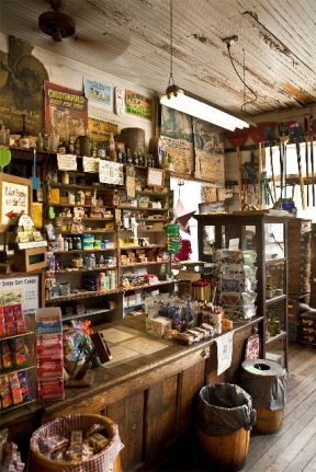 Country store. I would love to shop here... It's the real deal...Fun! Antique Store Window Display Ideas, Country General Store, Small Country Store, Antique Store Interior, Kitchen Store Display, Country Store Display Ideas, Farm Store Ideas, Market Shelves, Antique General Store