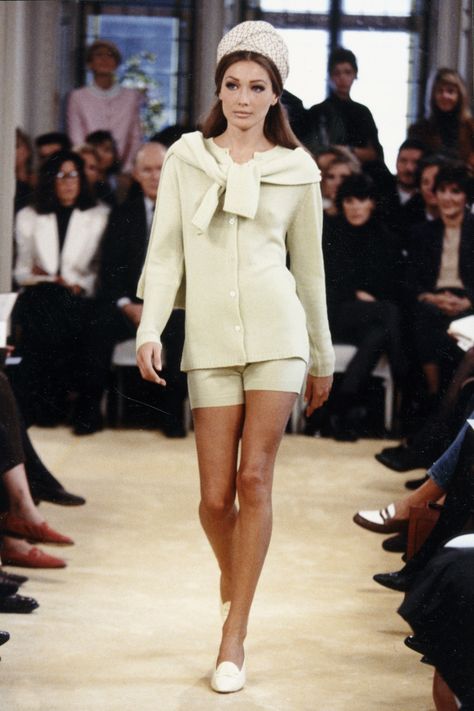 Prada Spring 1992 Ready-to-Wear Collection - Vogue  #Prada #90s #90sfashion #runway #vintage #rtw Prada Runway, Neo Grunge, Tokyo Street Fashion, 90s Runway Fashion, Runway Fashion Couture, Prada Fashion, Prada Spring, Fashion 90s, 90s Supermodels