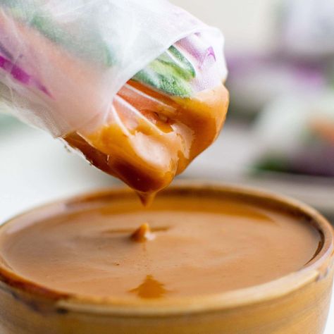 Spring Roll Dipping Sauce, Peanut Butter Dipping Sauce, Asian Peanut Sauce, Sweet Red Chili Sauce, Spring Roll Sauce, Easy Peanut Sauce, Vegan Spring Rolls, Easy Dipping Sauce, Peanut Dipping Sauce