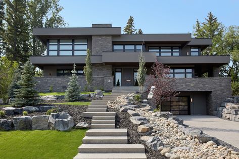 Nature Home Exterior, Modern House Exterior 3 Floors, Big House Exterior Modern, House Athestic, Modern House On Hill, Small Building Design, Concrete Mansion, Mansion Modern, Modern Front Porches