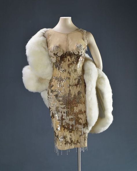 Julia Bennet on Instagram: “This costume from Some Like It Hot (1959) has always been one of my favourites. Designed by Orry-Kelly for Marilyn Monroe. #1950film…” Marilyn Monroe Costume, Orry Kelly, White And Silver Dress, Marilyn Monroe Dress, Hot Costume, Hollywood Costume, Fur Coat Vintage, Some Like It Hot, Iconic Dresses