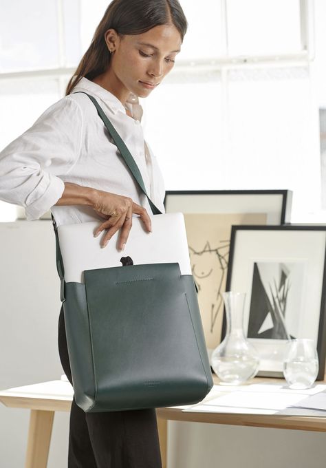 Everlane Now Making a Computer Bag That Doesn't Look Like One Chic Laptop Bag, Minimalist Laptop Bag, Everlane Bag, Stylish Work Bag, Work Bags For Women, Laptop Handbag, Studio Bag, Notebook Bag, Diy Leather Bag