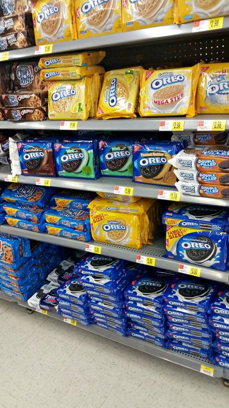 Oreo cookies at Walmart Grocery Snacks Aesthetic, Oreo Gift Ideas, Walmart Inside, Snacks Store, Food New York, Store Cookies, America Snacks, Filipino Snacks, Oreo Cookie Balls