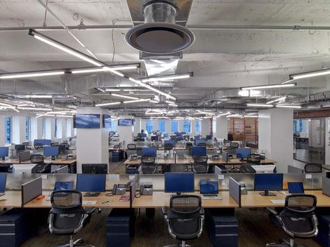 Dense, open workspace, an exposed ceiling o satisfy the desired industrial aesthetic, and non-traditional workplace lighting. Photo by Eric Laignel Photography. Industrial Office Design Workspaces, Modern Industrial Office Design, Office New York, Modern Industrial Office, Nyc Office, Industrial Office Design, City Office, Entertainment Center Repurpose, Elderly Home