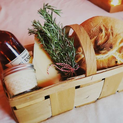 Old fashioned gift basket with fresh bread, homemade butter, mulled wine, rosemary and parmesan Soup And Bread Gift Basket, Bread And Butter Basket, Homemade Baskets Gifts, Sourdough Bread Gift Basket Ideas, Guest Care Package, Christmas Bread Basket, Bread And Jam Gift Basket, Baked Good Gift Basket, Sourdough Bread Basket Gift