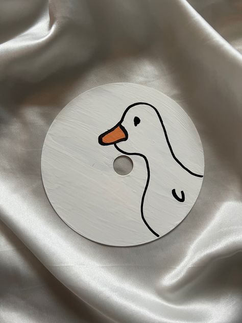 Duck cd art 💿 Painted Cds Ideas, Cd Boyama Aesthetic, Sidi Boyama, Painting Cd Ideas, Dvd Painting Ideas, Cd Painting Aesthetic Easy, Cd Art Easy, Painting On Cd, Vinyl Record Painting Ideas